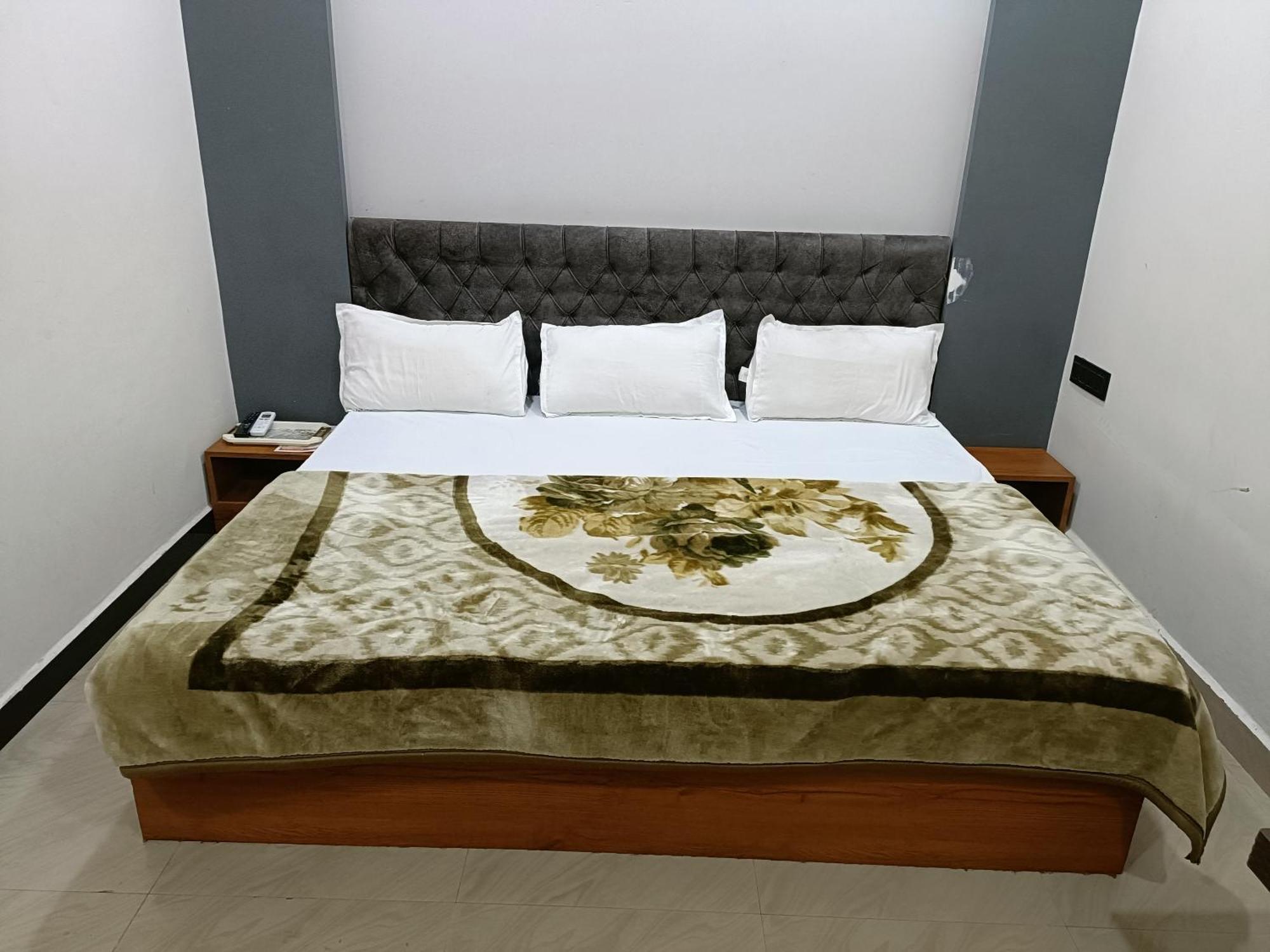 Hotel Shreem Uddzsaín Kültér fotó
