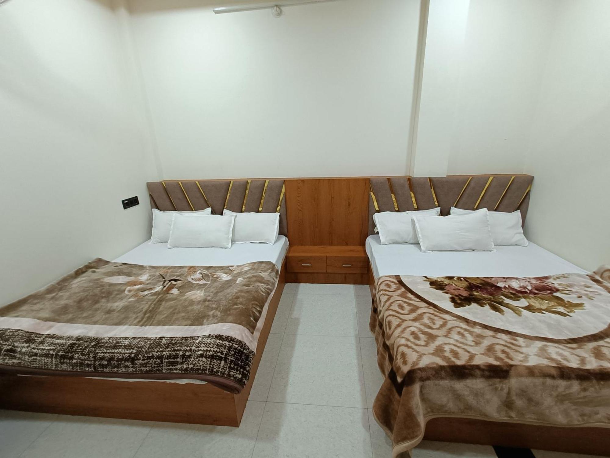 Hotel Shreem Uddzsaín Kültér fotó