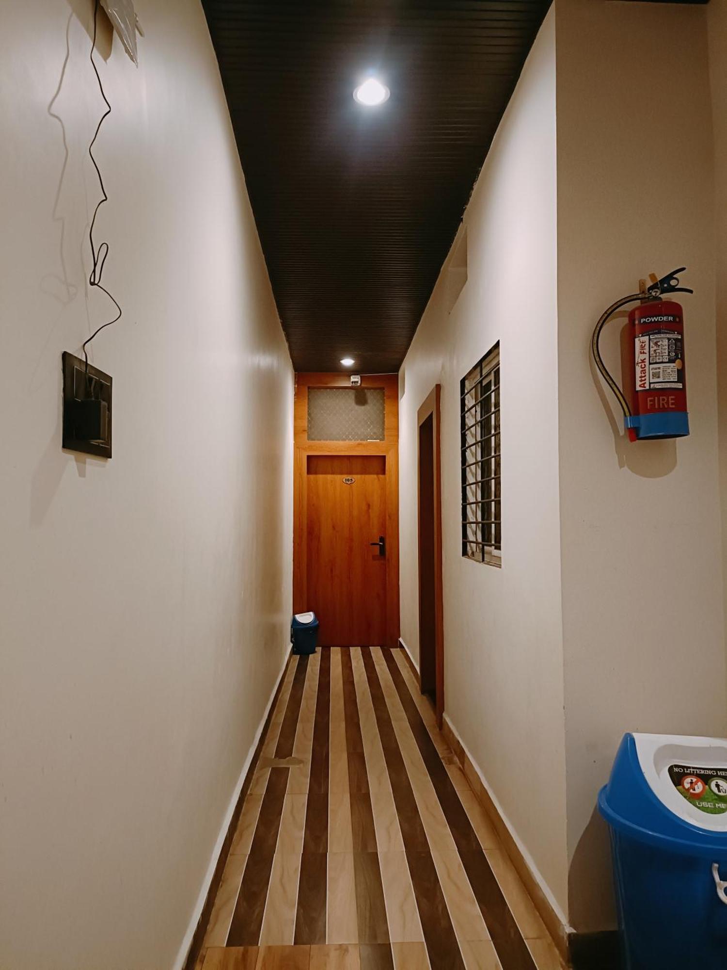 Hotel Shreem Uddzsaín Kültér fotó