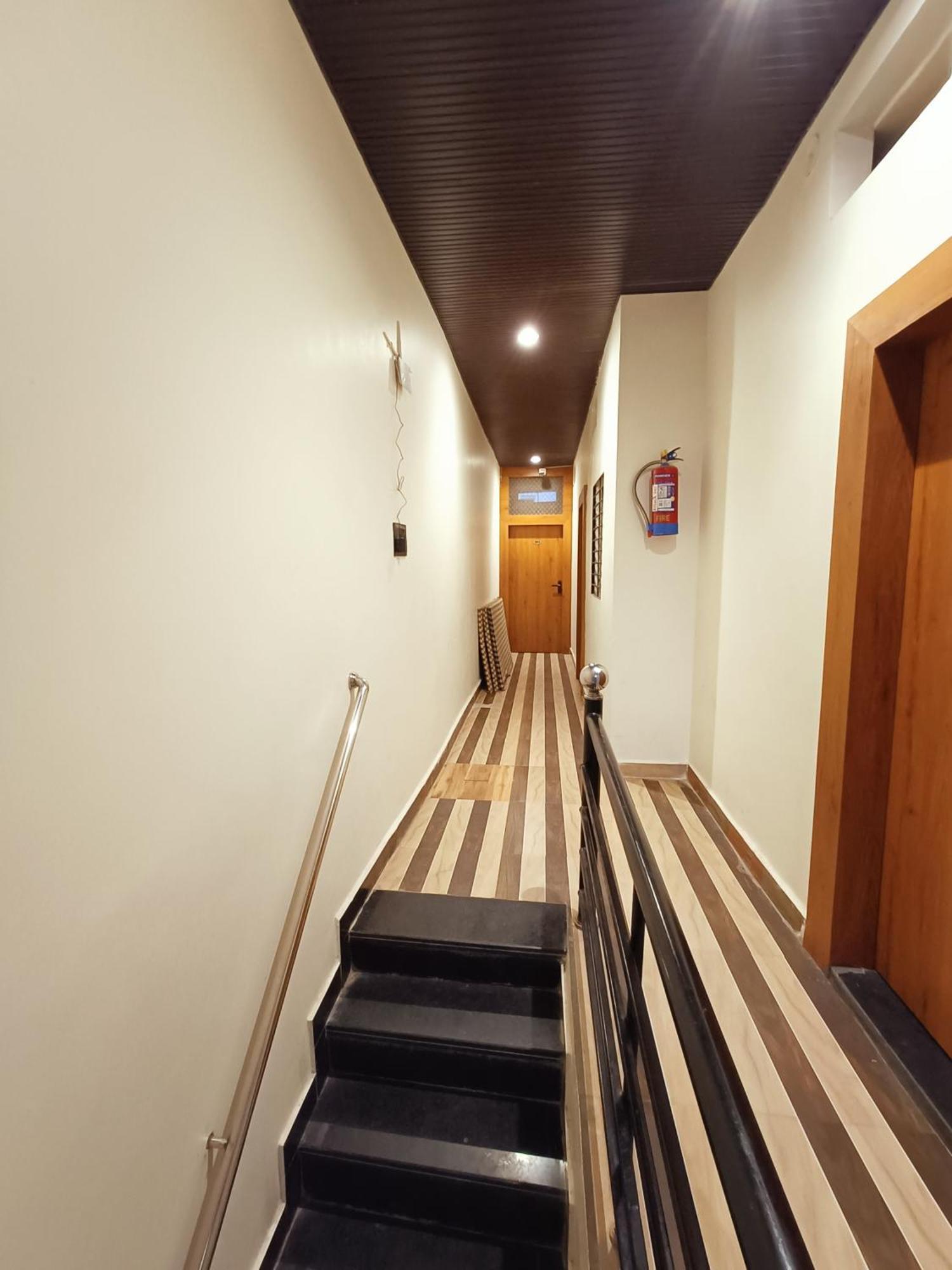 Hotel Shreem Uddzsaín Kültér fotó