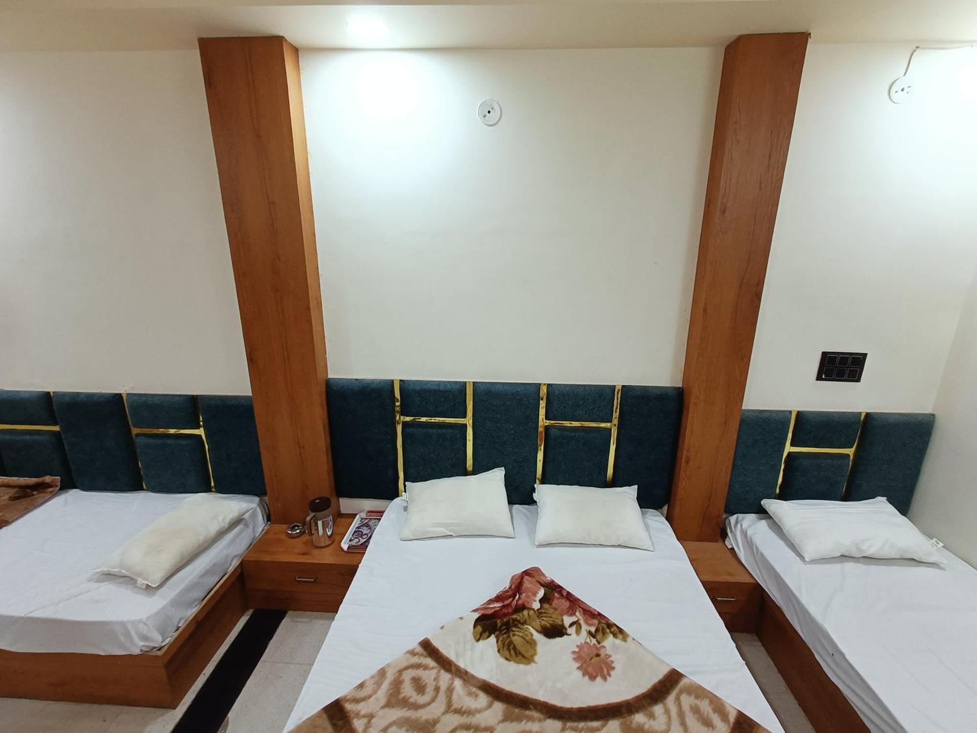 Hotel Shreem Uddzsaín Kültér fotó