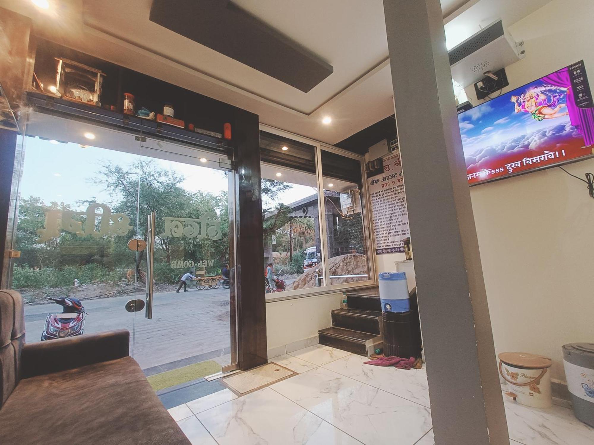 Hotel Shreem Uddzsaín Kültér fotó