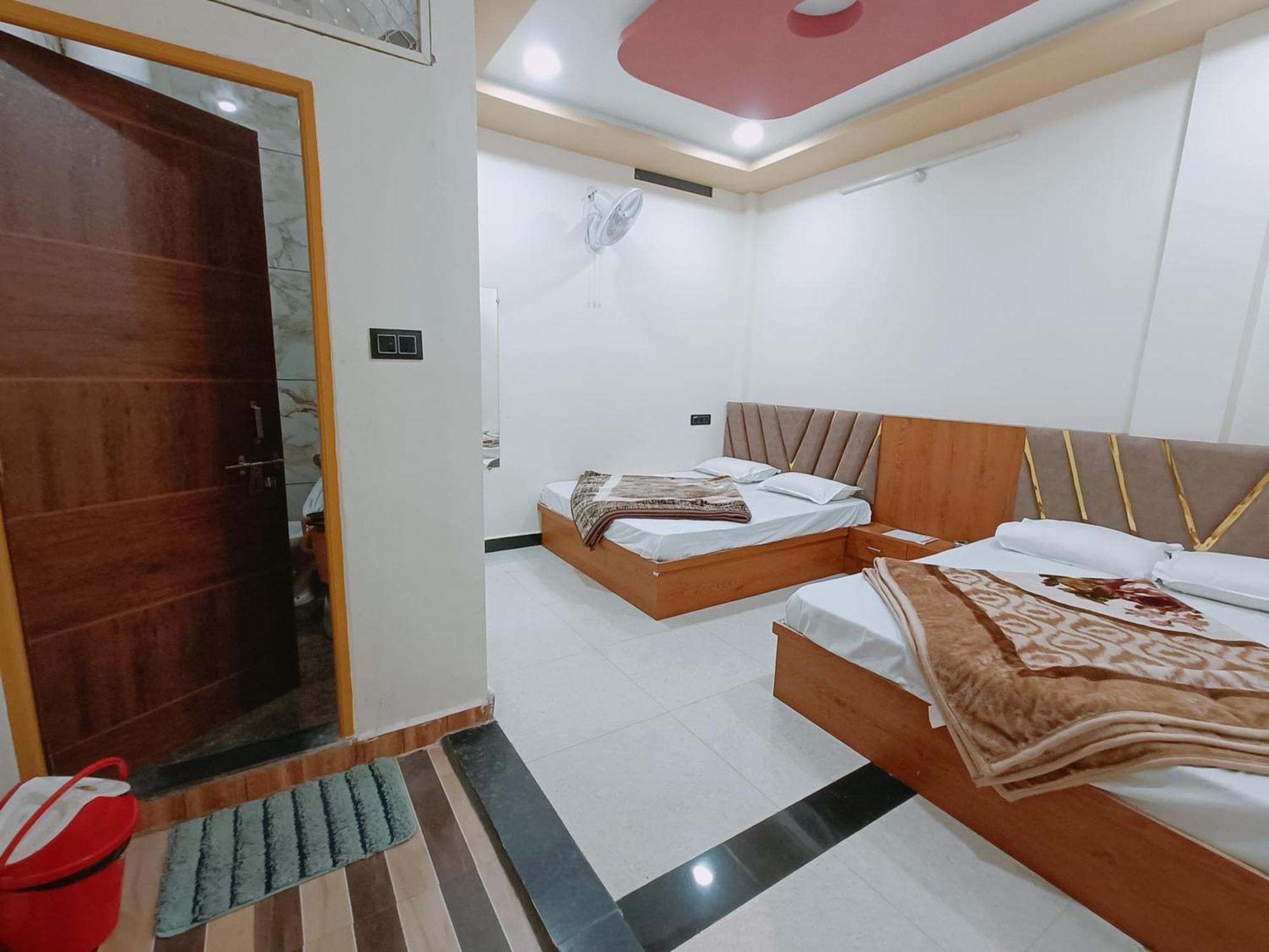 Hotel Shreem Uddzsaín Kültér fotó