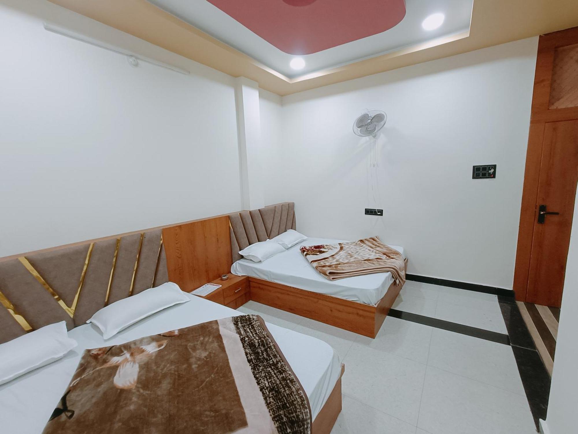 Hotel Shreem Uddzsaín Kültér fotó