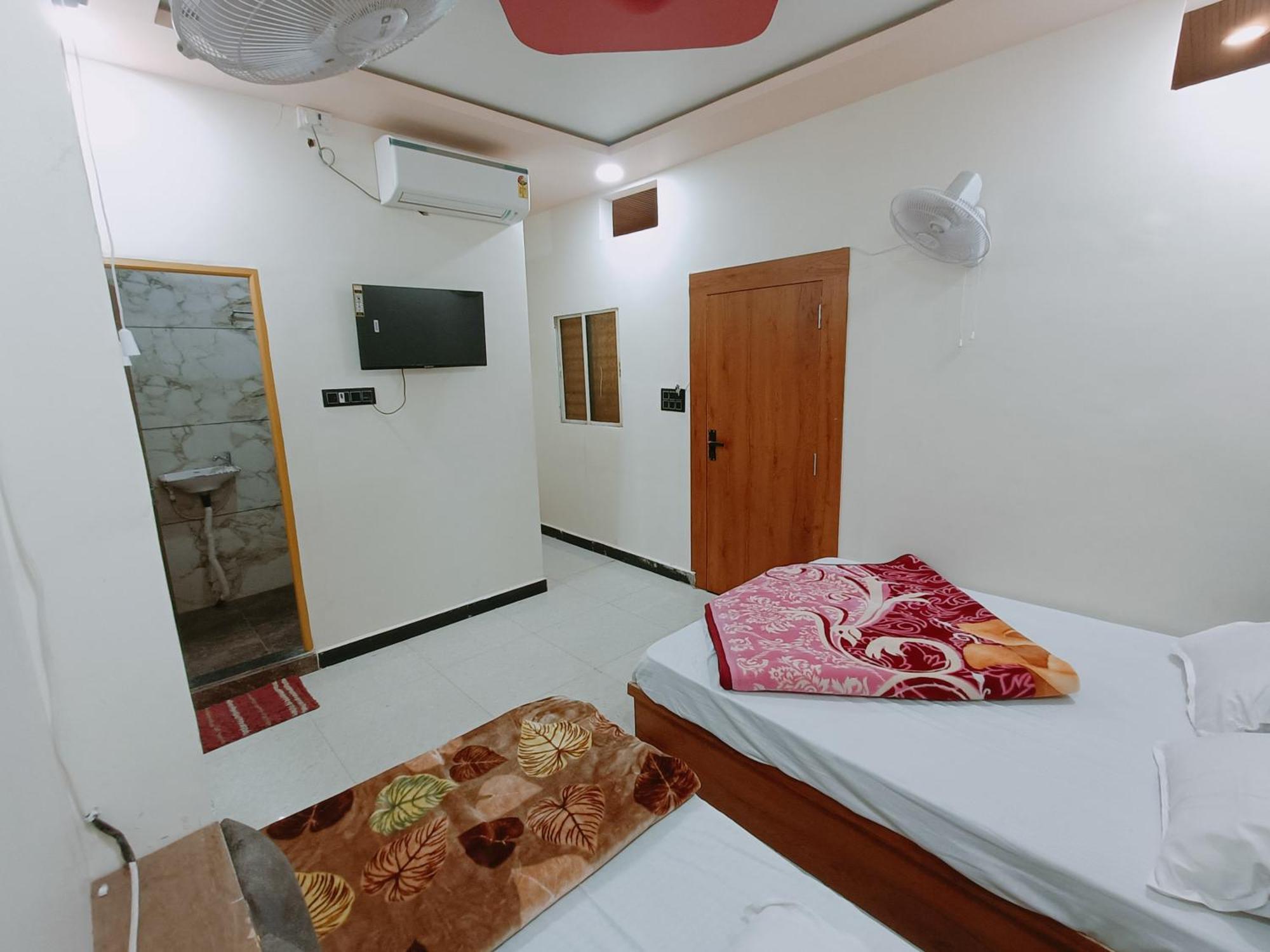 Hotel Shreem Uddzsaín Kültér fotó