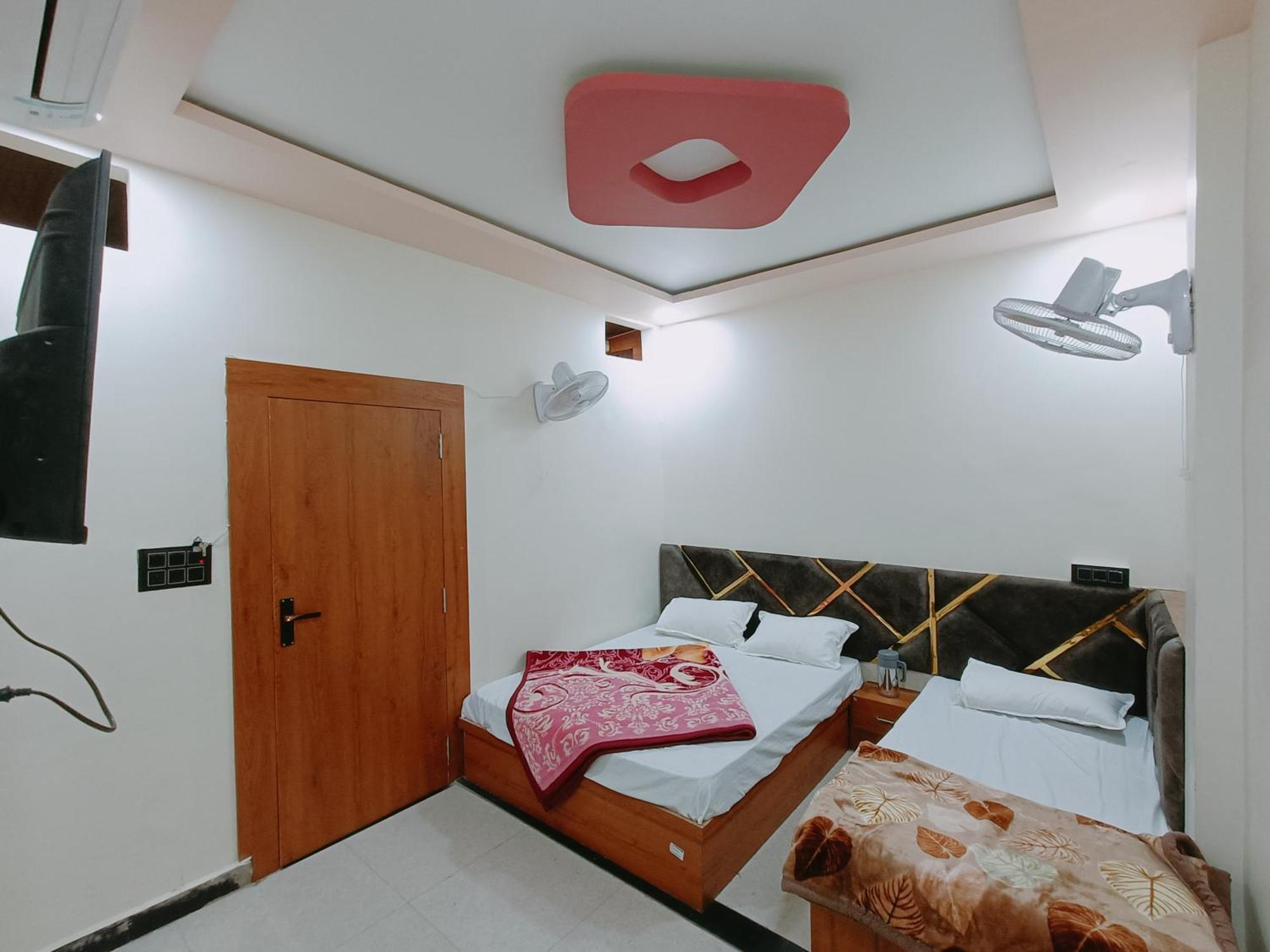 Hotel Shreem Uddzsaín Kültér fotó
