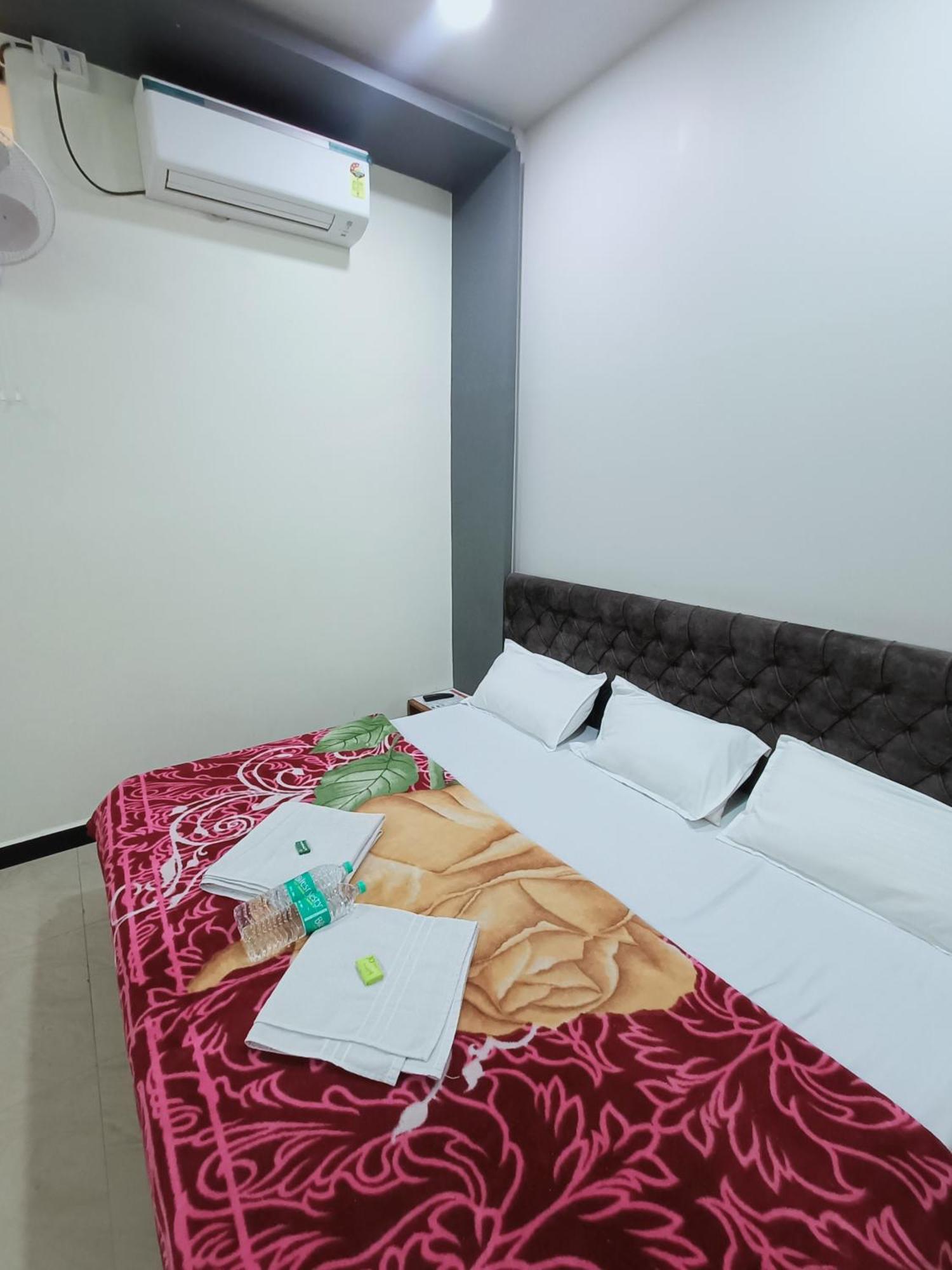 Hotel Shreem Uddzsaín Kültér fotó