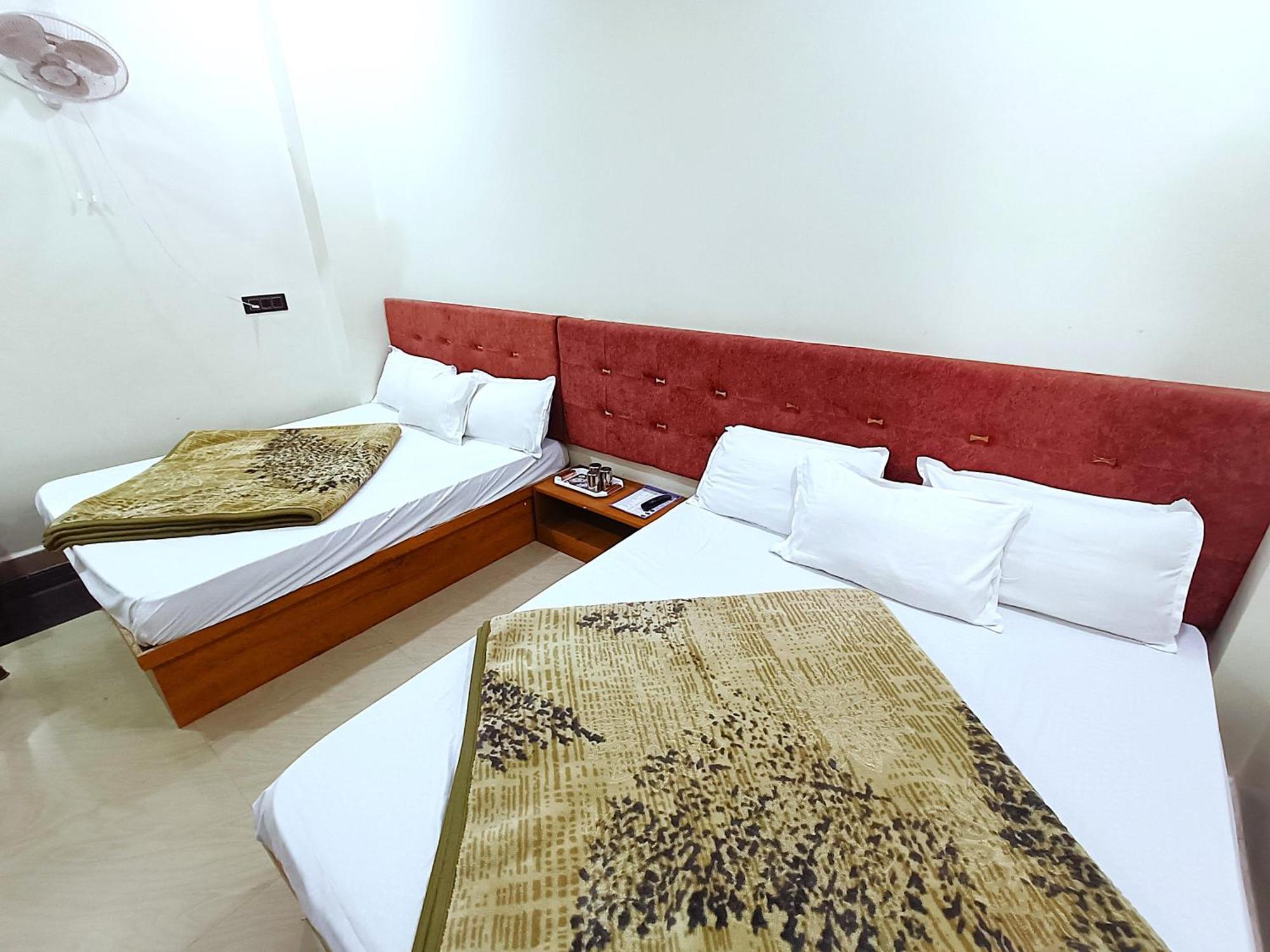 Hotel Shreem Uddzsaín Kültér fotó