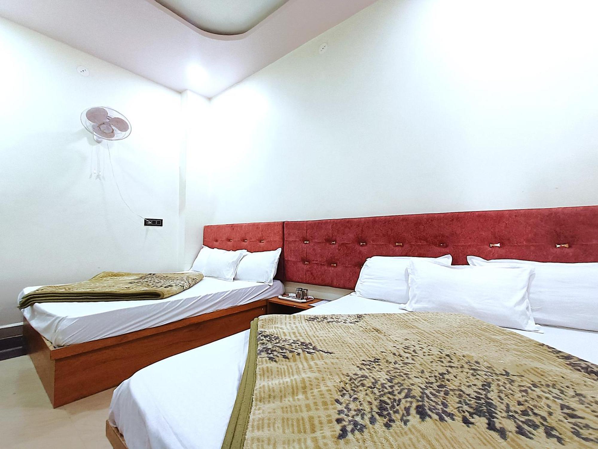 Hotel Shreem Uddzsaín Kültér fotó