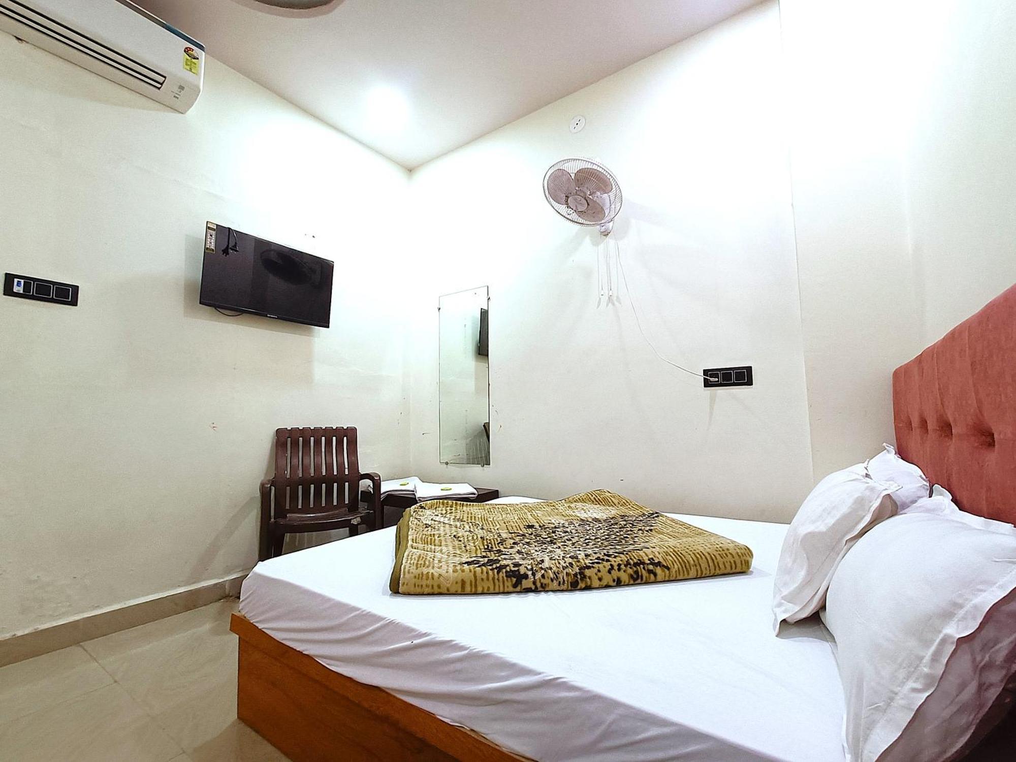 Hotel Shreem Uddzsaín Kültér fotó