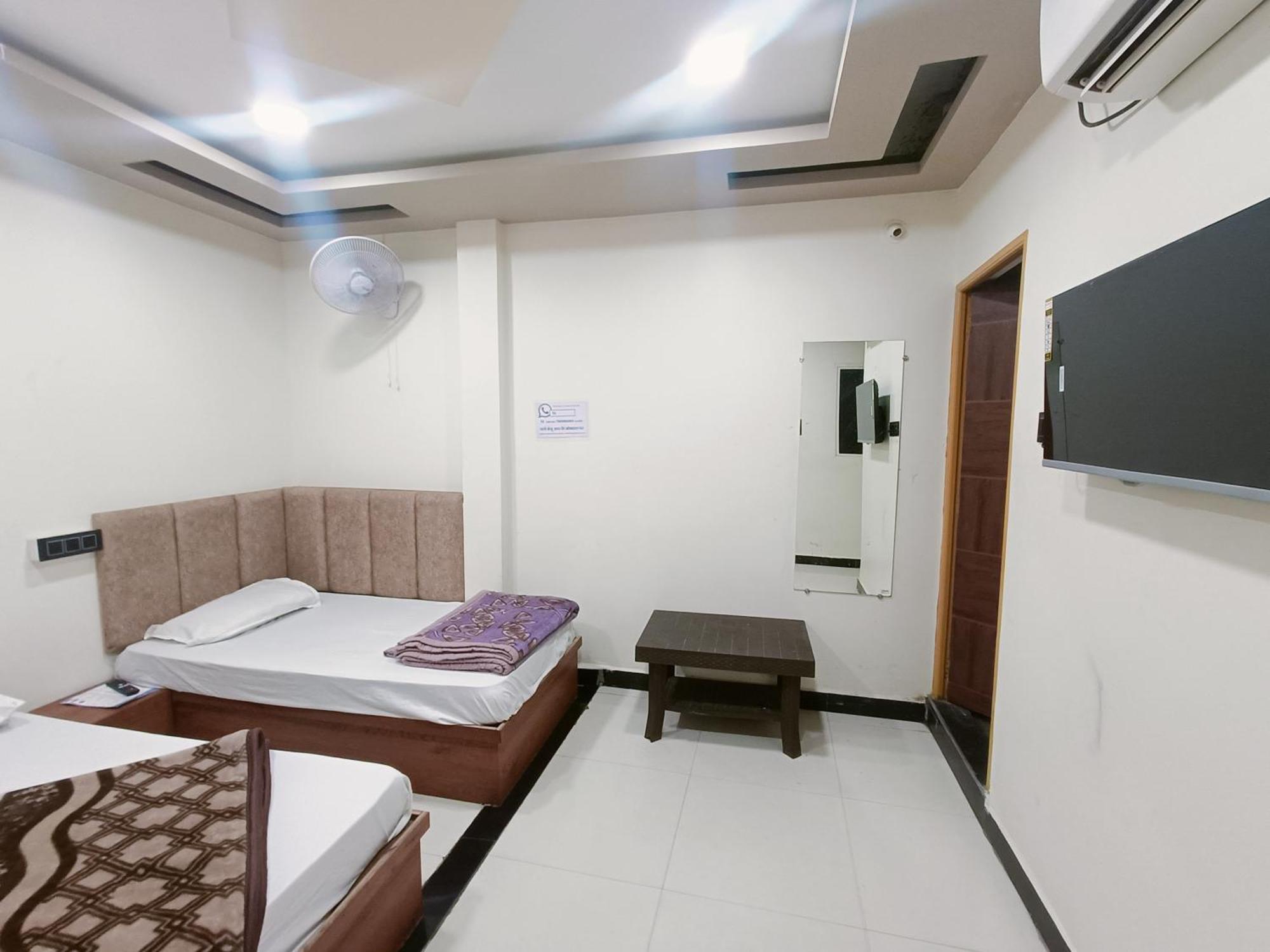 Hotel Shreem Uddzsaín Kültér fotó