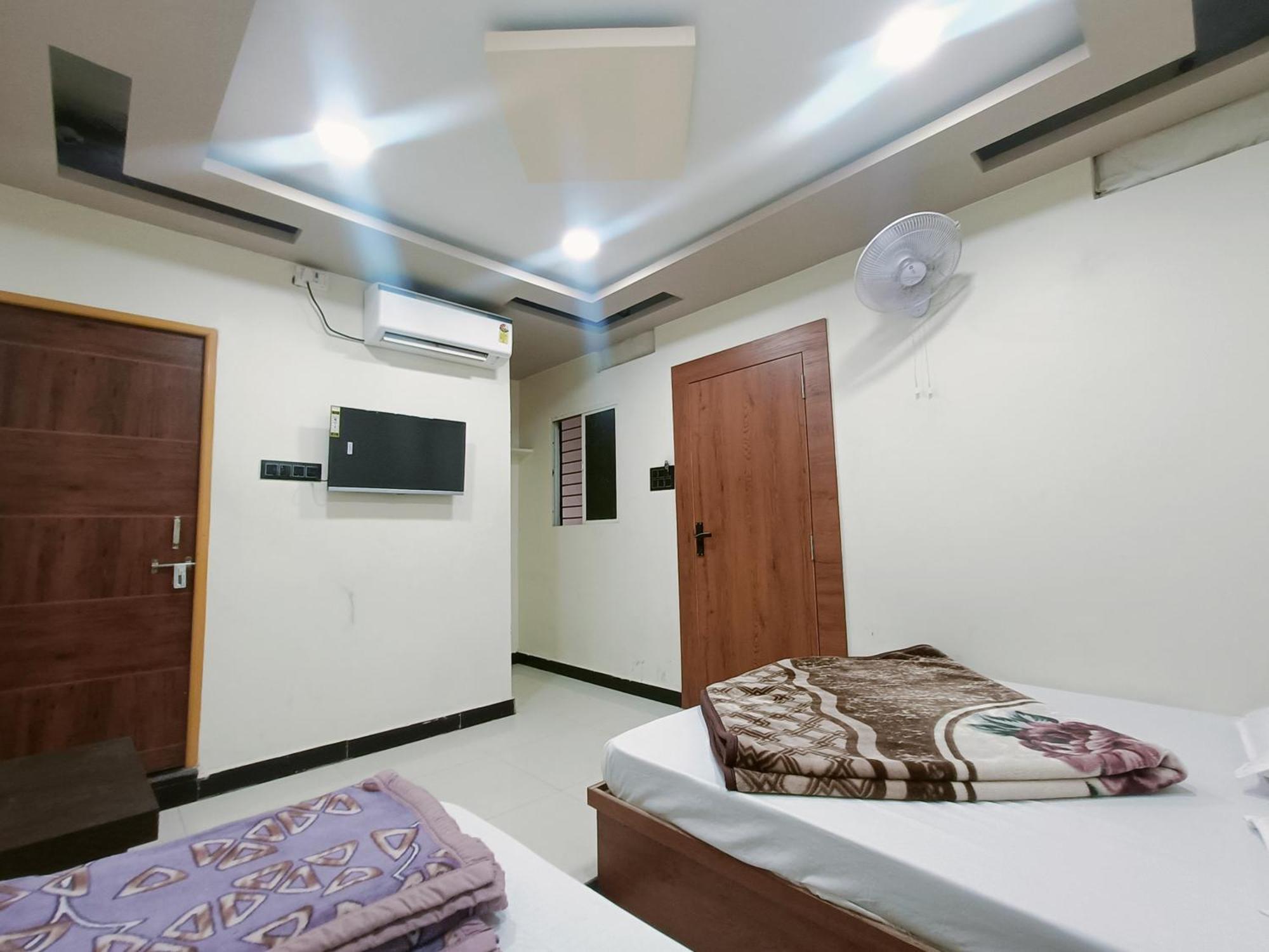 Hotel Shreem Uddzsaín Kültér fotó