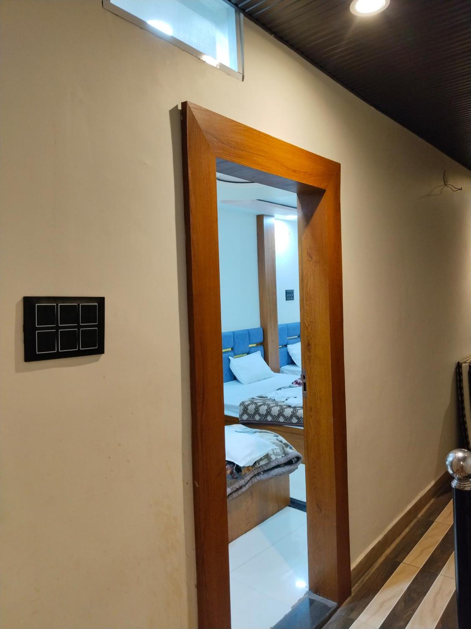 Hotel Shreem Uddzsaín Kültér fotó